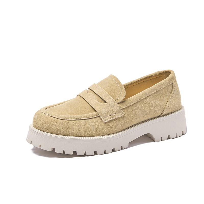 Klassiska beige mockaloafers med tjock sula i äkta mocka