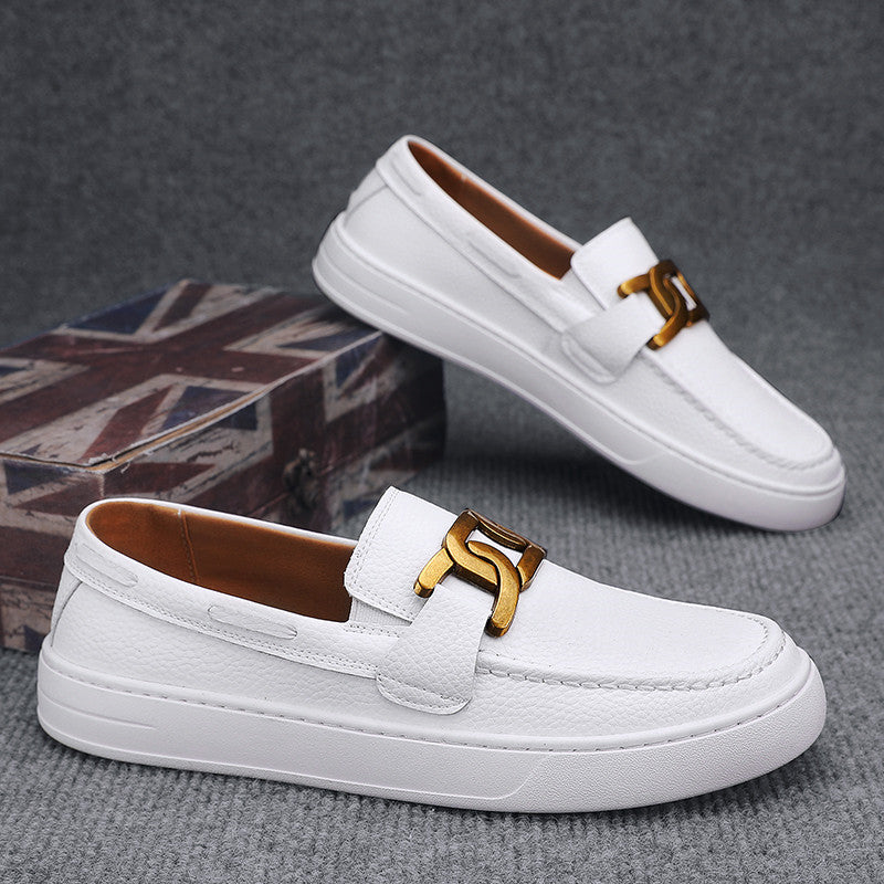 Klassiska vita loafers i veganläder för män med grå bakgrund och Englands flagga