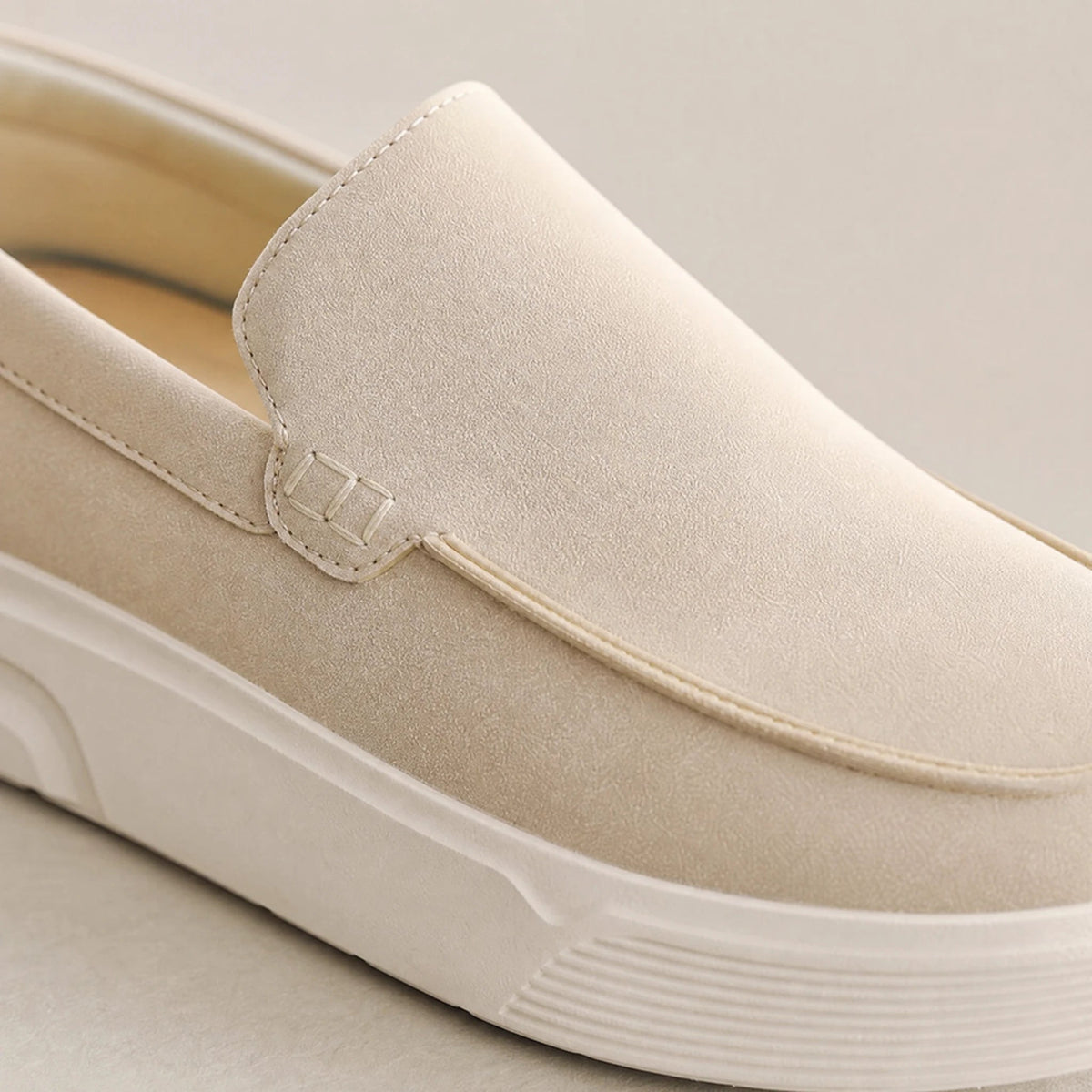 Gräddvita loafers för herr med bekväm plattformssula, svart