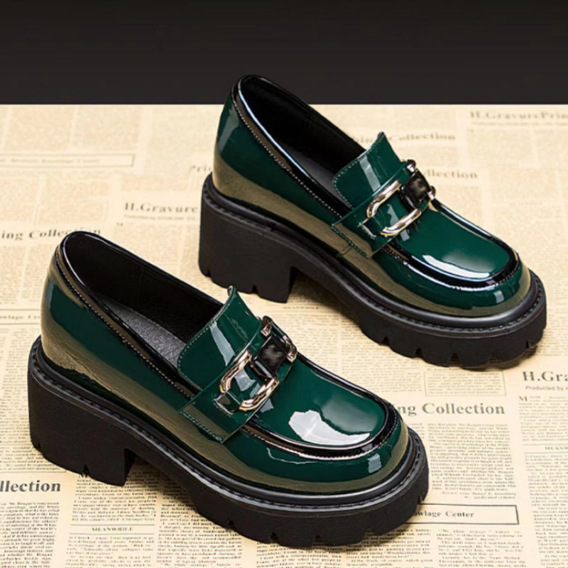 Lackade svarta loafers med klack och tjock sula
