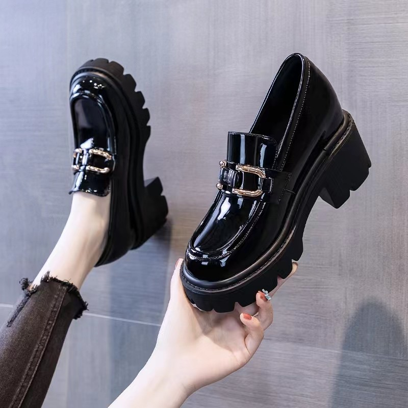 Lackade loafers med klack och tjock sula, bild 7 av 7