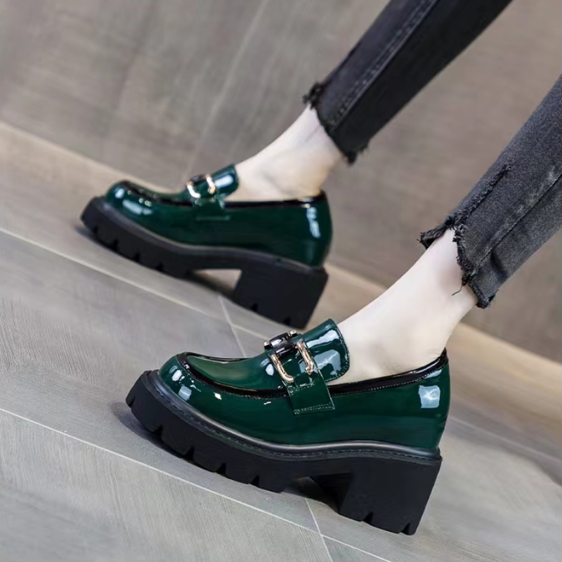 Lackade loafers med klack och tjock sula, bild 3 av 7