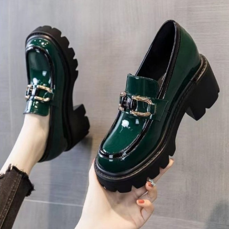 Lackade gröna loafers med klack och tjock sula