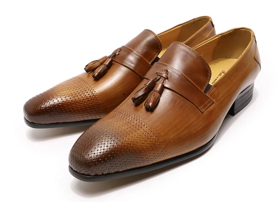 Bruna loafers i läder med tofsar och elegant design för herrar