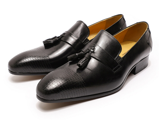 Svarta loafers i läder med tofsar och elegant design för herrar