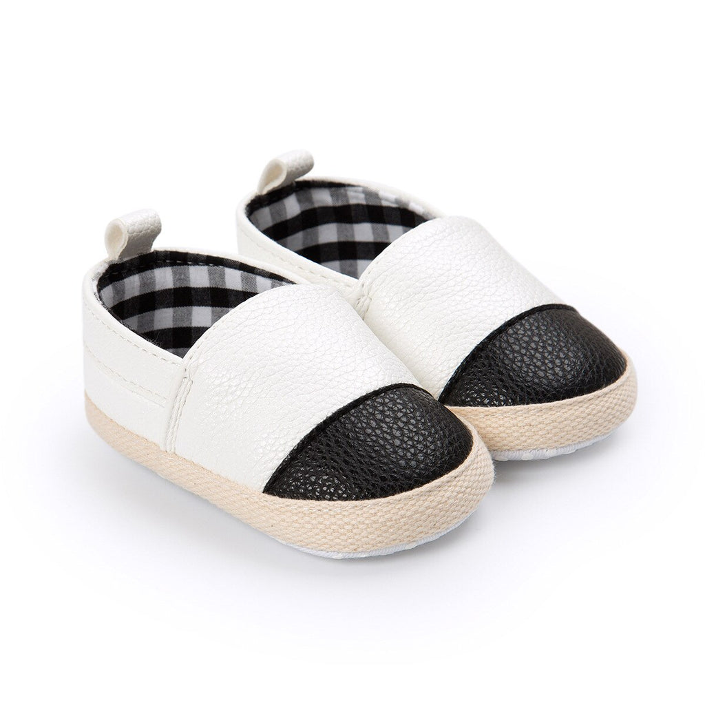 Tvåfärgade glänsande vita slip-on-loafers för babyflicka