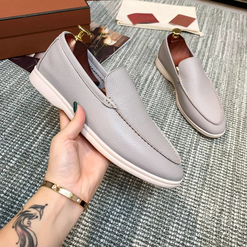 Ljusbruna slip-on loafers för herr med tjock sula buren på foten