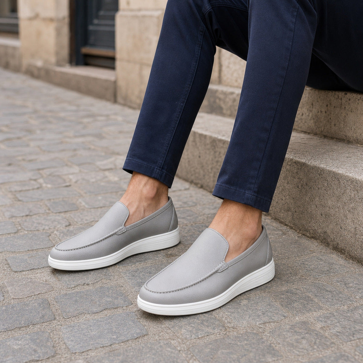 Ljusbruna slip-on loafers för herr med tjock sula sedda bakifrån Bild