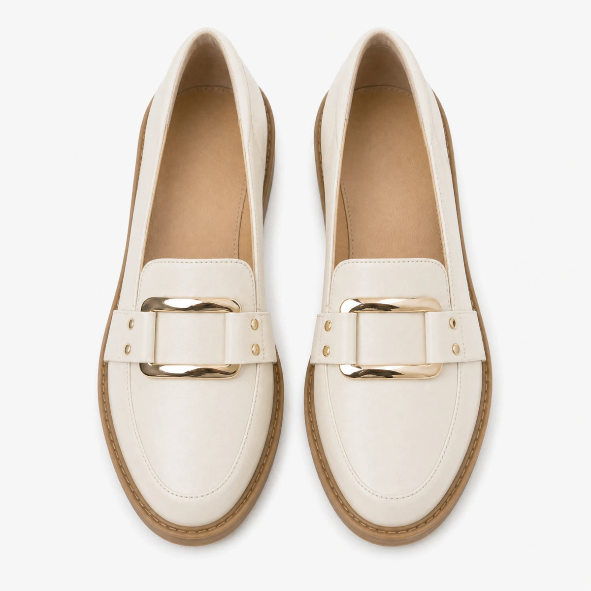 Beige loafers för dam med guldspänne och kamelfärgad sula, framifrån