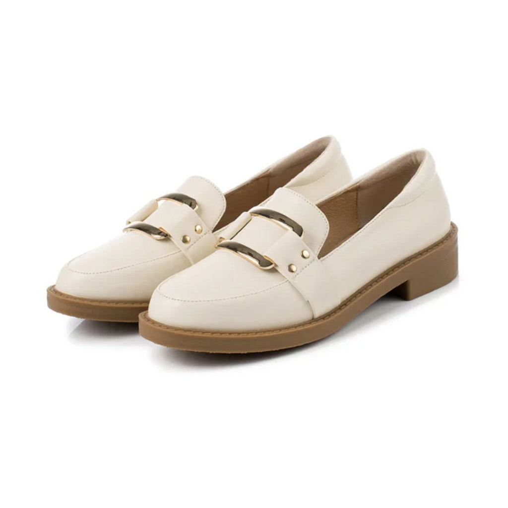 Beige loafers för dam med guldspänne och kamelfärgad sula, bakifrån