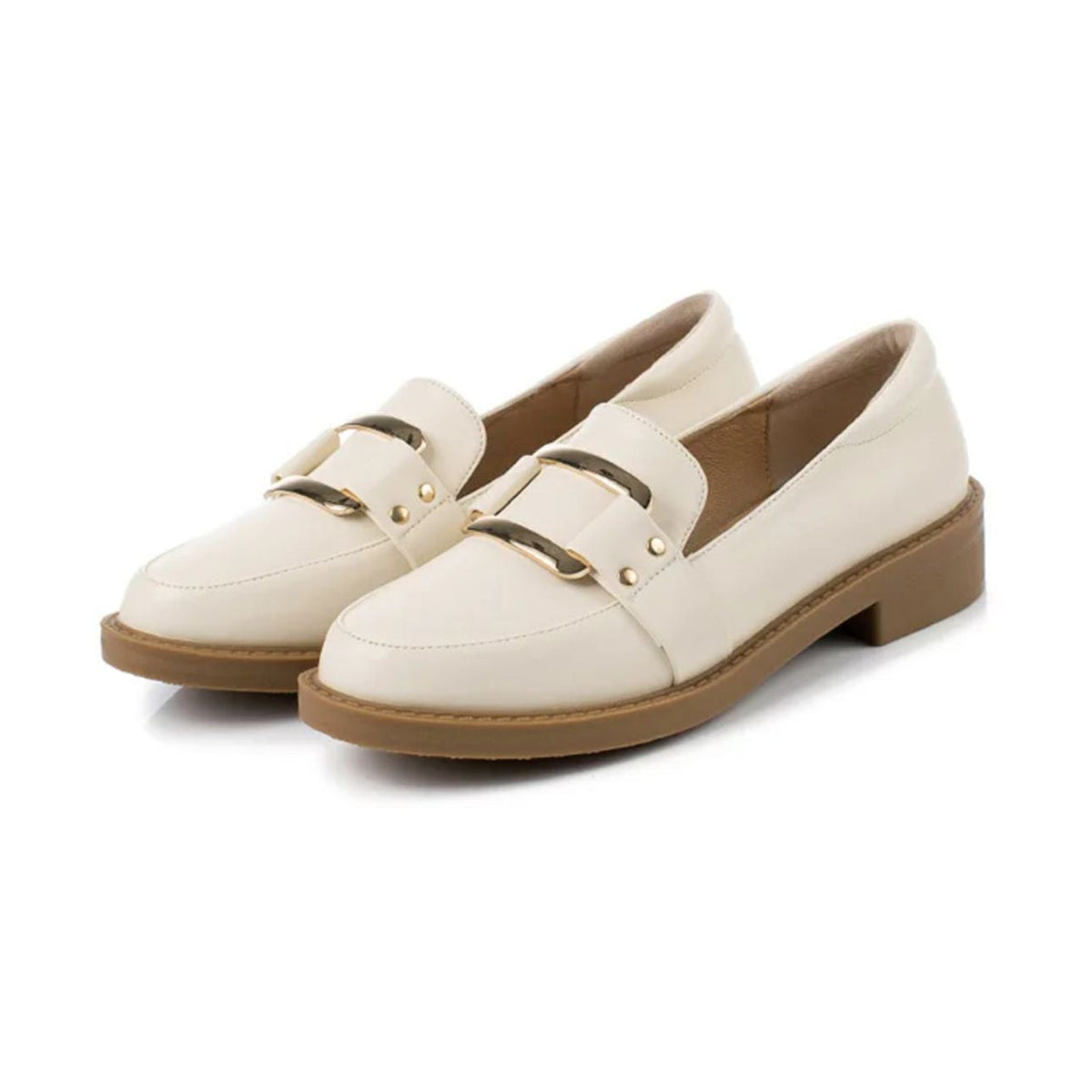 Beige loafers för dam med guldspänne och kamelfärgad sula, bakifrån