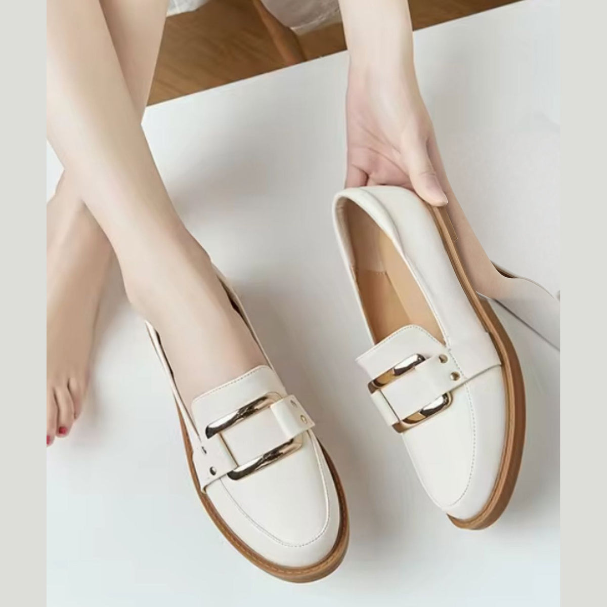 Beige loafers för dam med guldspänne och kamelfärgad sula, detaljbild av sulan