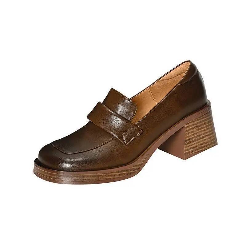 Loafers med fyrkantig klack i vardagsmiljö