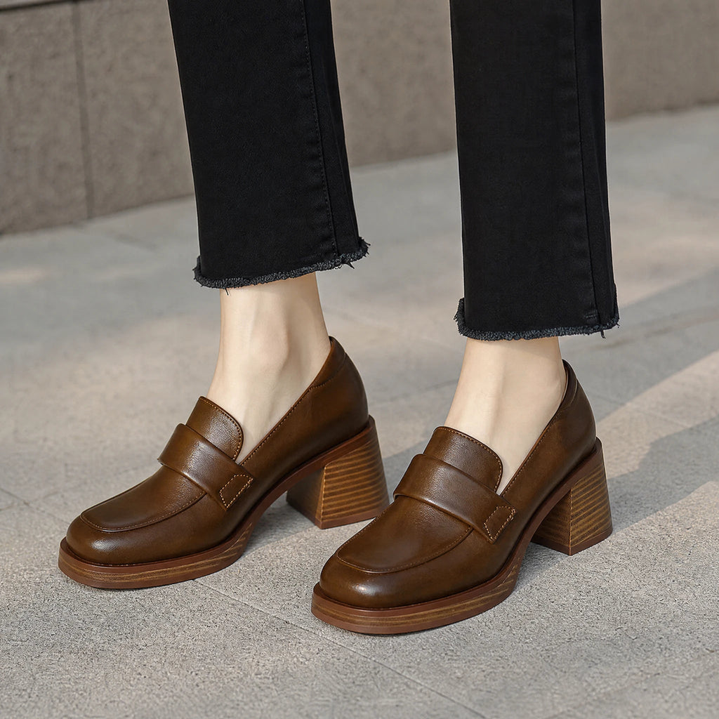 Loafers med fyrkantig klack sedda från sidan