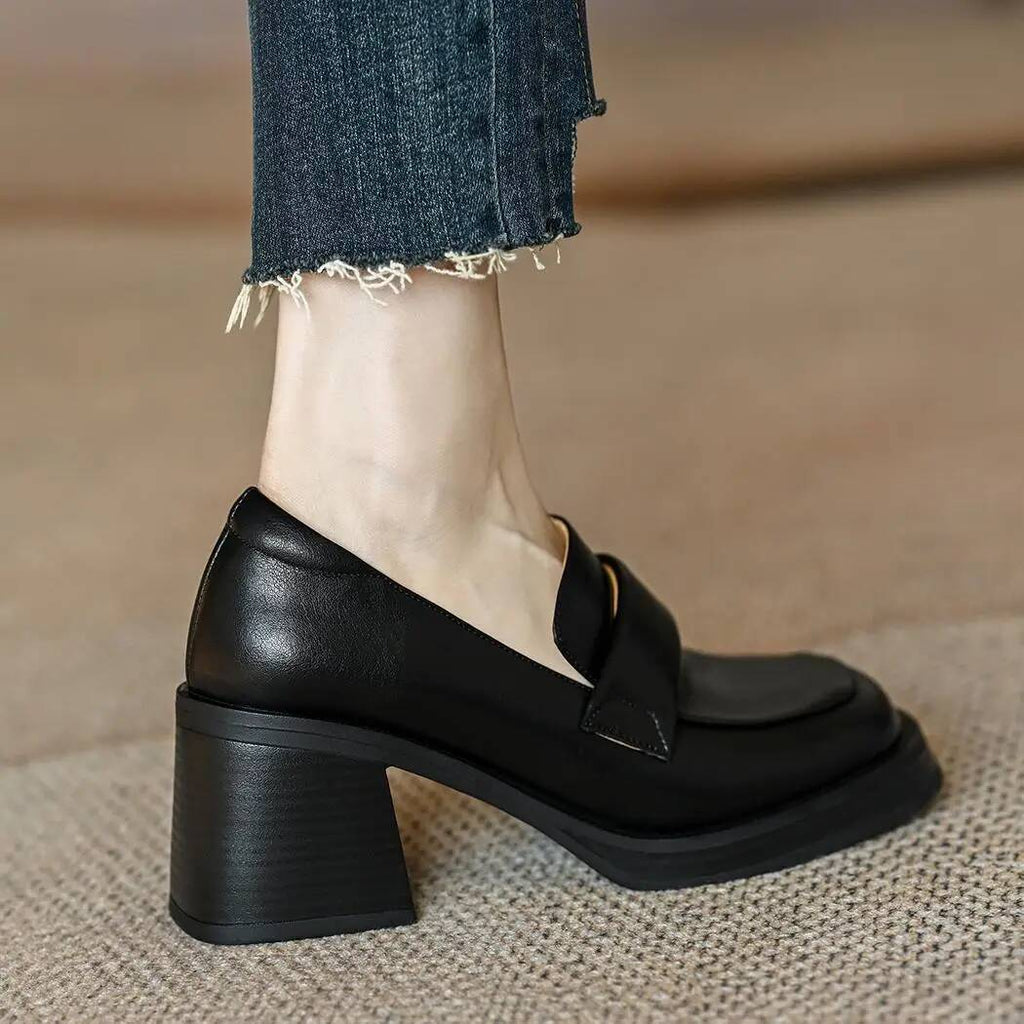 Loafers med fyrkantig klack, bakifrån