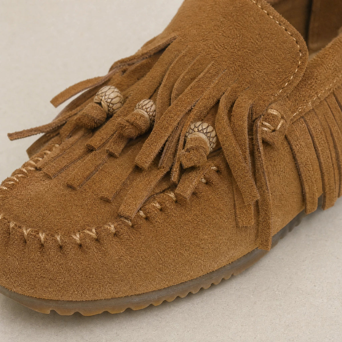 Loafers med fransar i kamelfärgad mockaeffekt för dam, från sidan