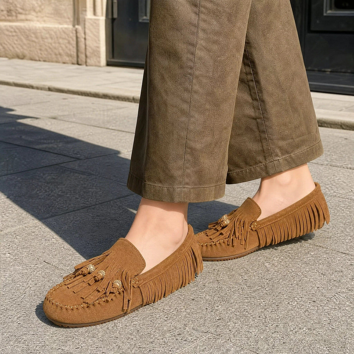 Loafers med fransar i kamelfärgad mockaeffekt för dam, snett framifrån