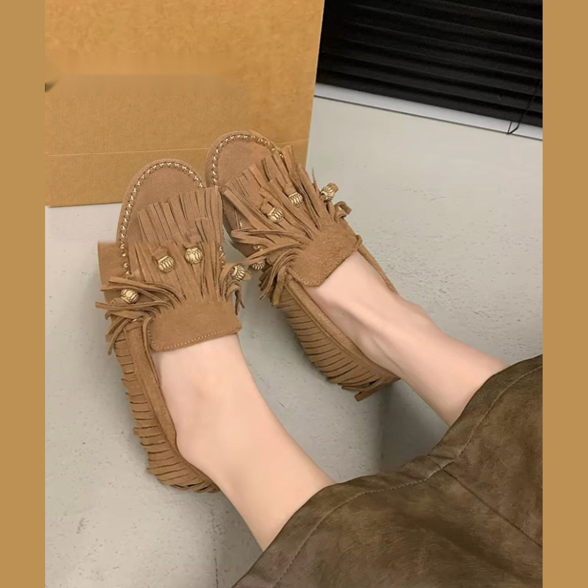 Loafers med fransar i kamelfärgad mockaeffekt för dam, detaljbild av sulan