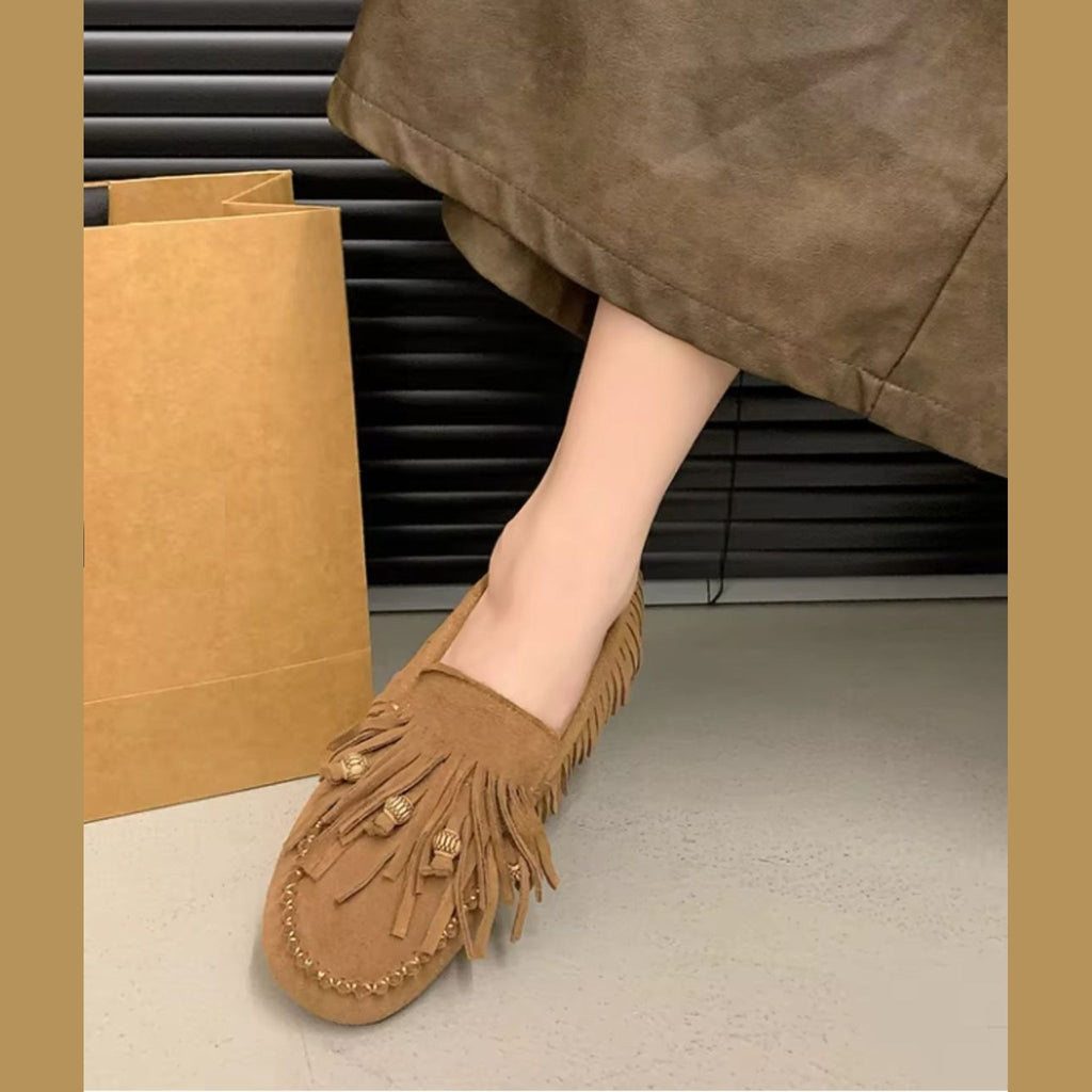 Loafers med fransar i kamelfärgad mockaeffekt för dam, på foten