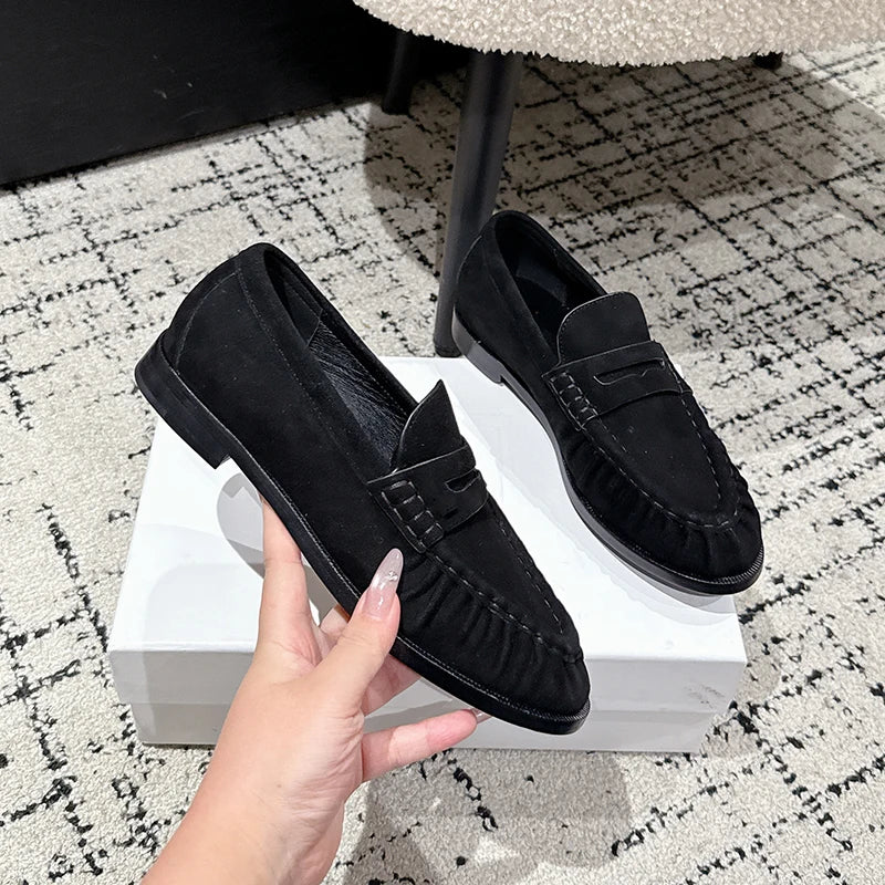 Penny loafers dam med mockaeffekt i svart, sedda från sidan