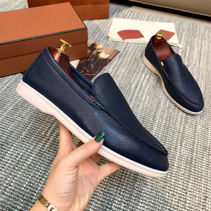 Loafers för herr i konstläder buren på foten