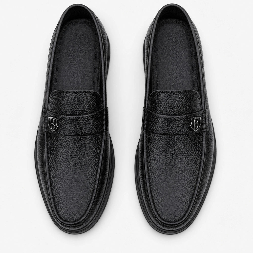 Svarta loafers för herr med tjock sula i kornigt läder, framifrån