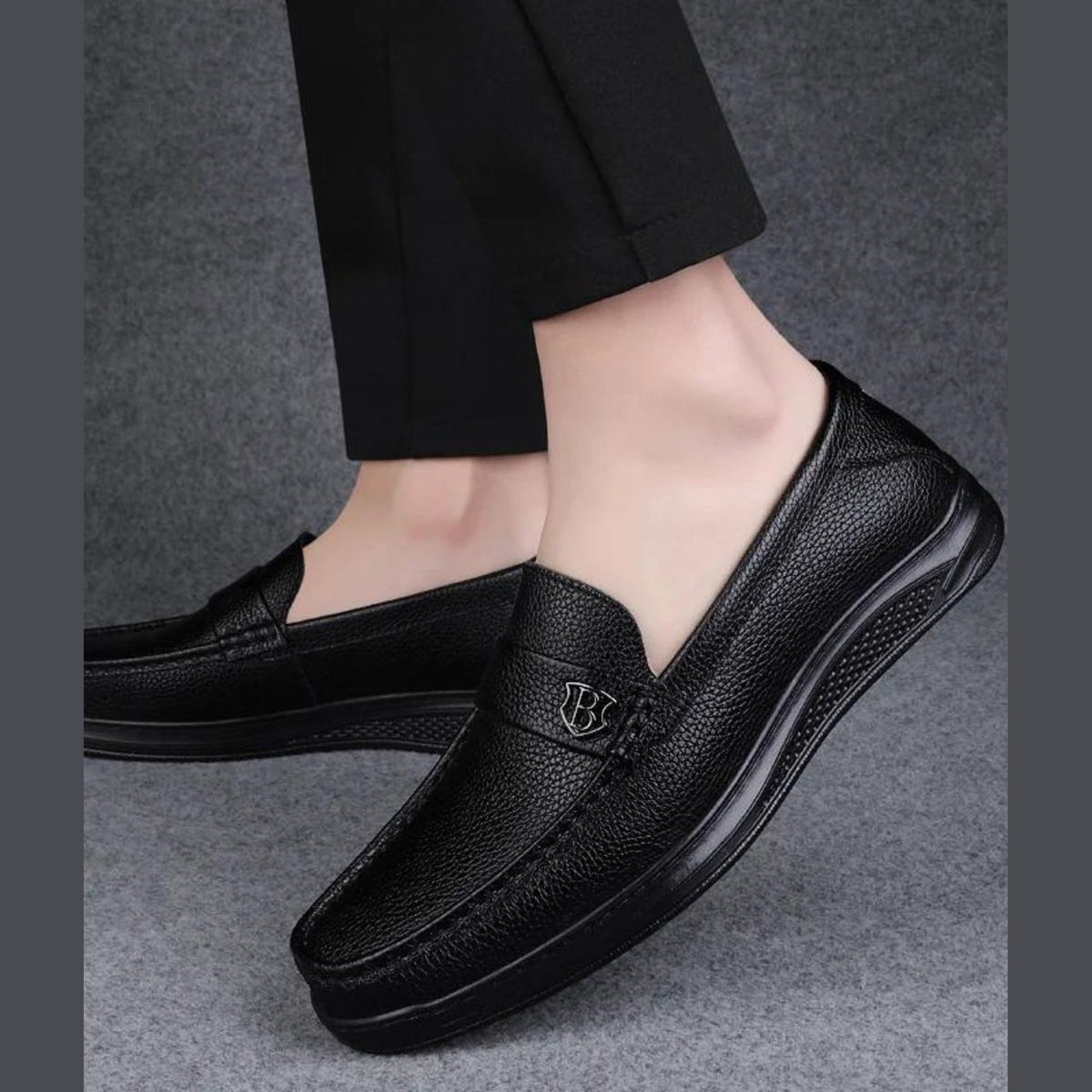 Svarta loafers för herr med tjock sula i kornigt läder, detaljbild av sulan