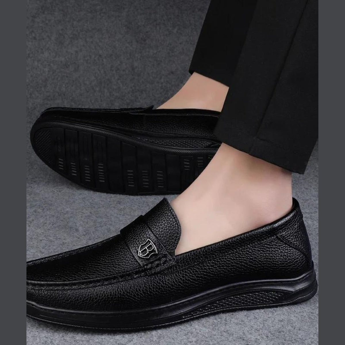 Svarta loafers för herr med tjock sula i kornigt läder, på foten