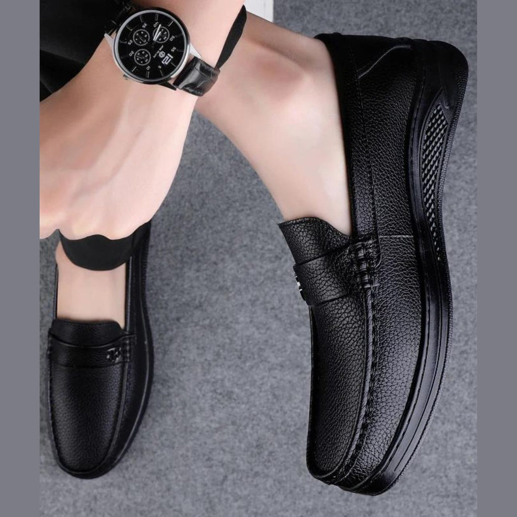 Svarta loafers för herr med tjock sula i kornigt läder, närbild på materialet