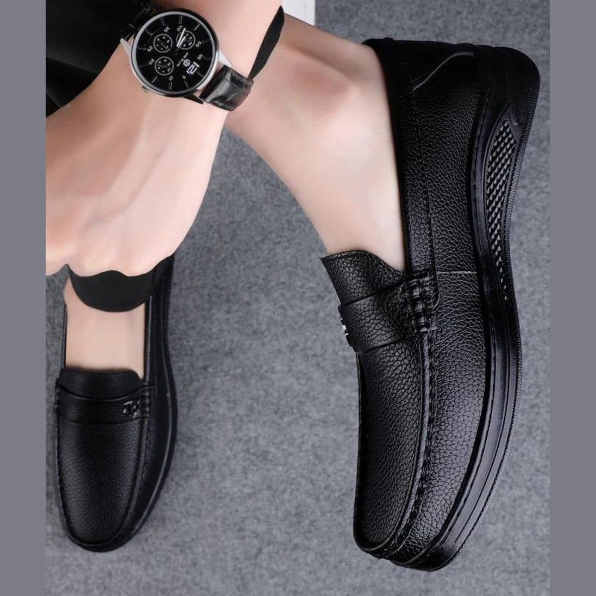 Svarta loafers för herr med tjock sula i kornigt läder, närbild på materialet