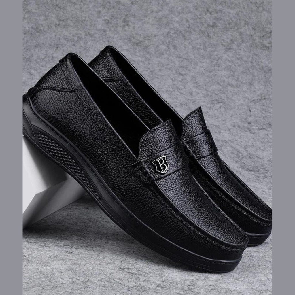 Svarta loafers för herr med tjock sula i kornigt läder, detaljbild