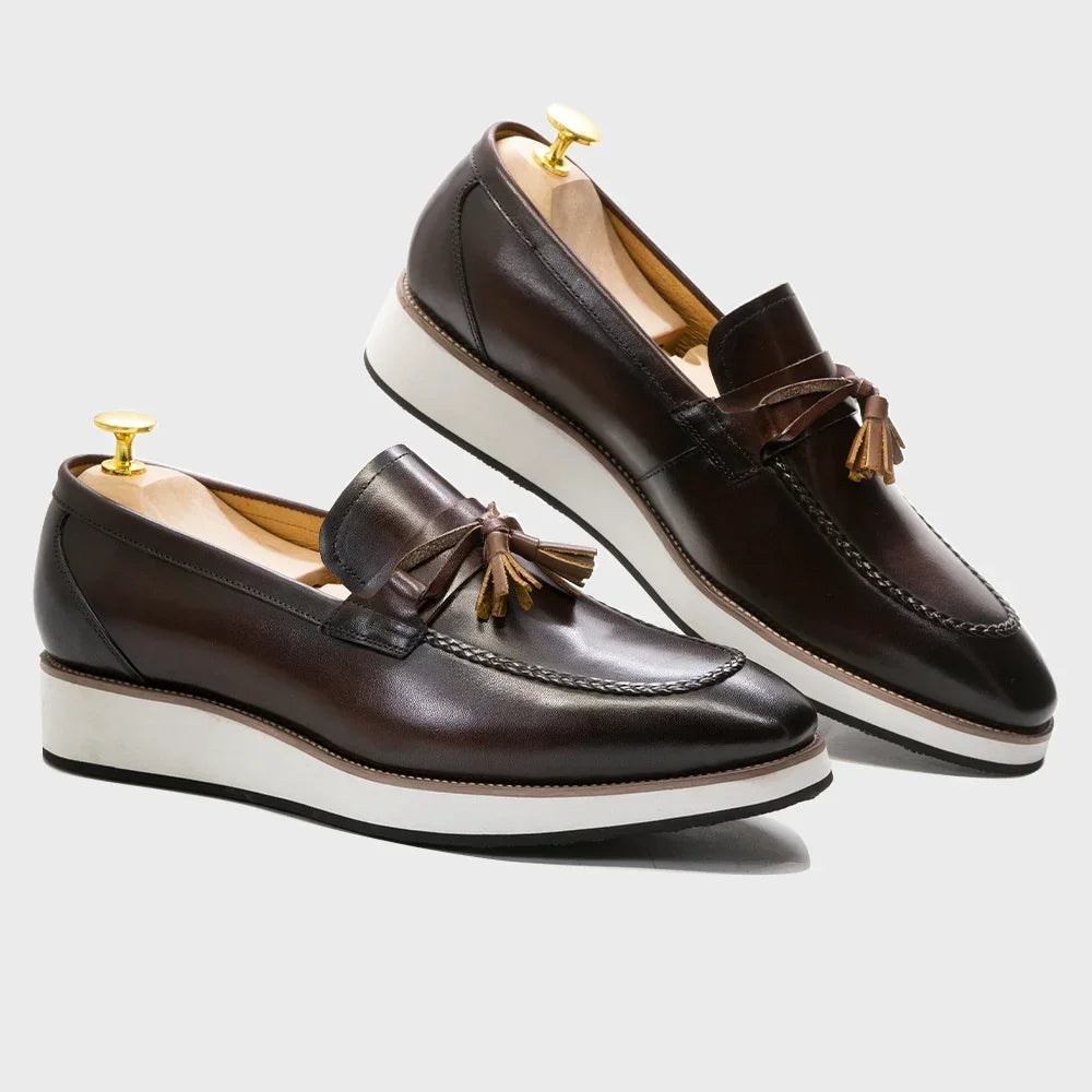 Loafers med vit gummisula sedda från sidan