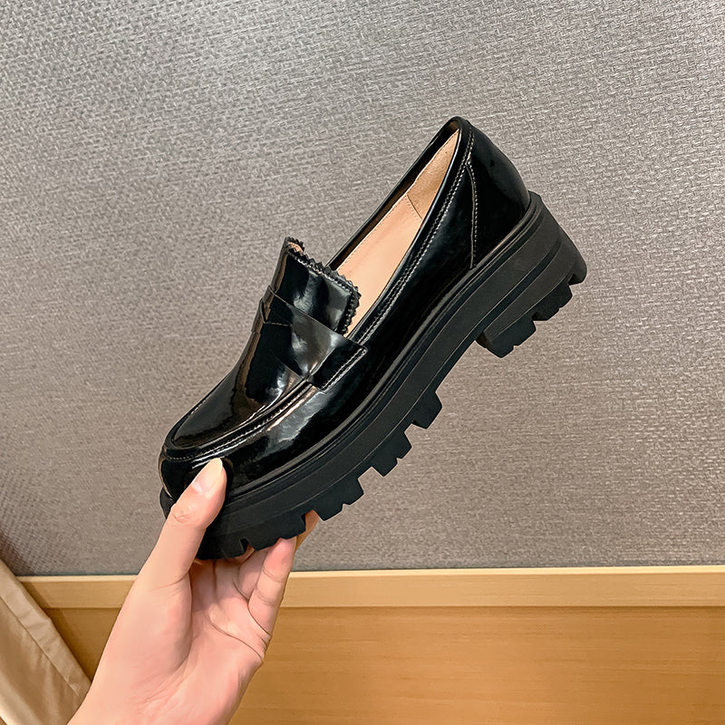 Loafers med klack och platå i lackat läder för dam, bild 6 av 7