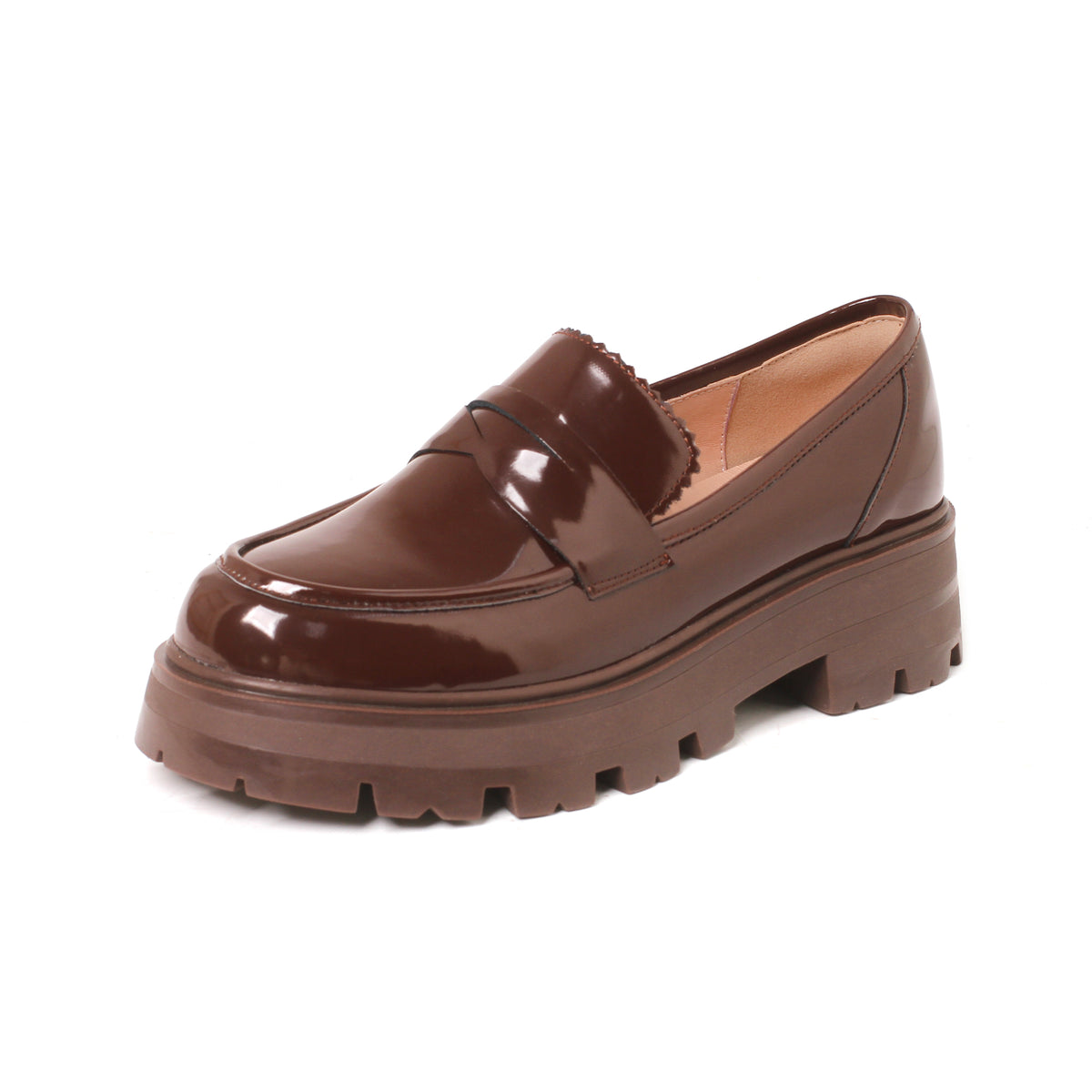 Brun loafer med platåsula mot vit bakgrund