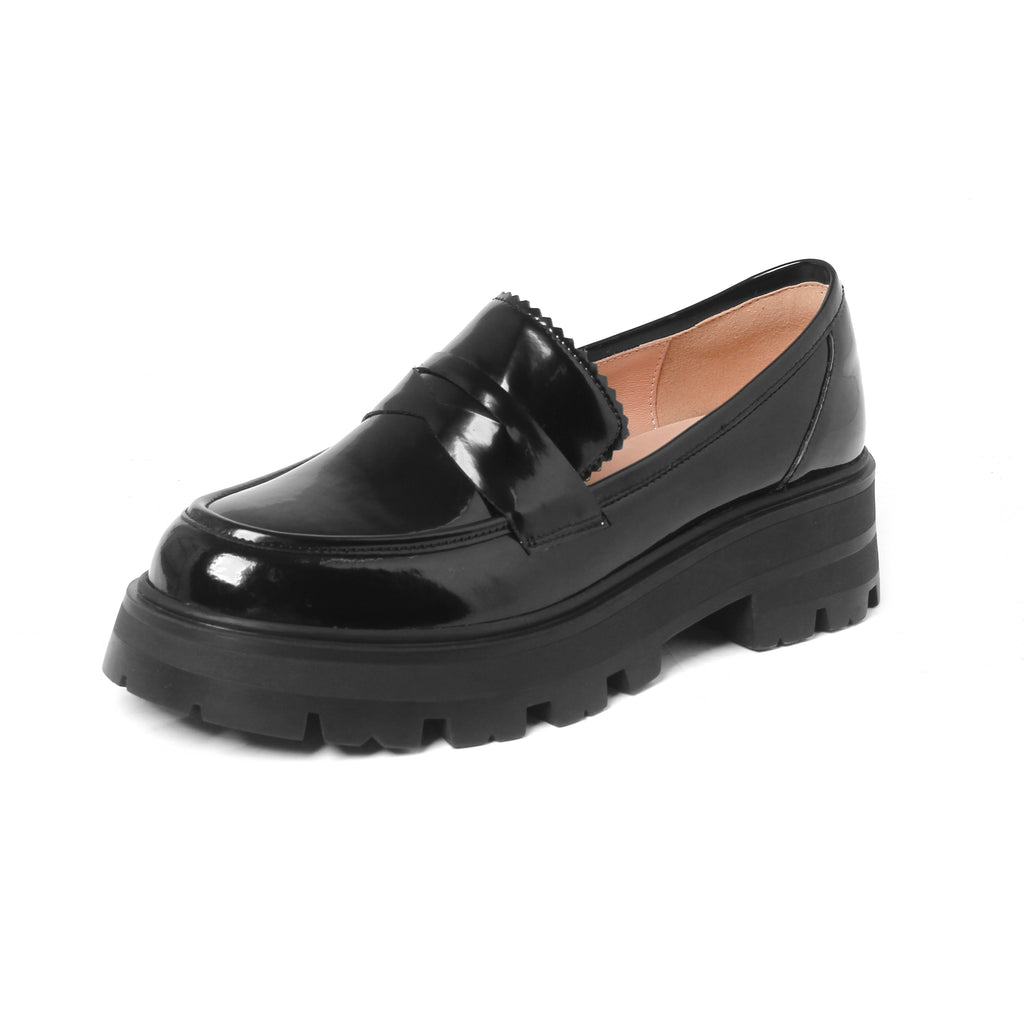 Svarta loafers med klack och platå i lackat läder för dam