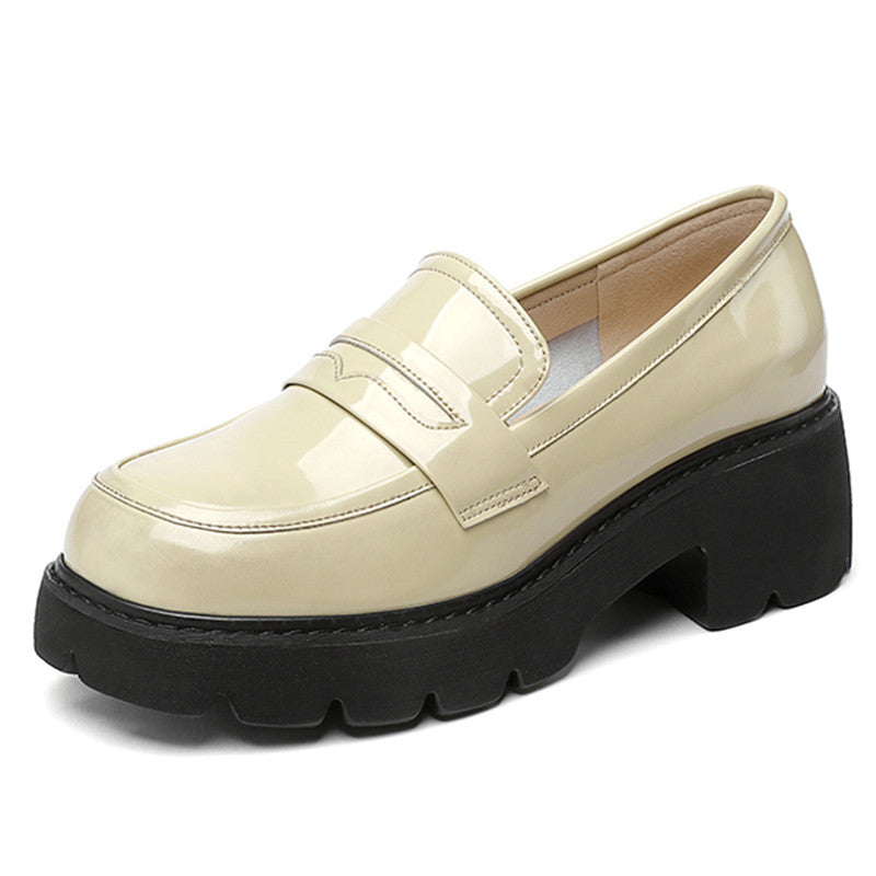 Beige loafers med lackad läderlook och tjock sula