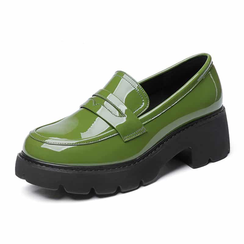 Gröna loafers med lackad läderlook och tjock sula