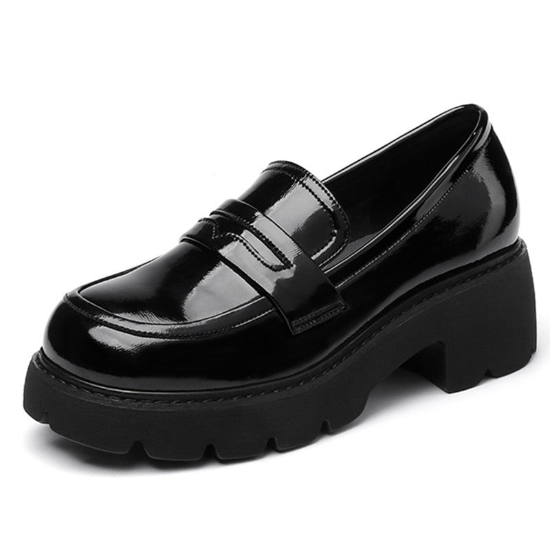 Svarta loafers med lackad läderlook och tjock sula
