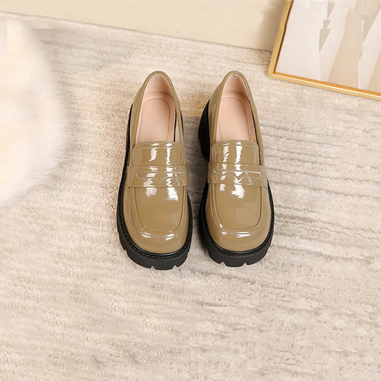 Loafers med lackad läderlook och tjock sula, bild 7 av 20