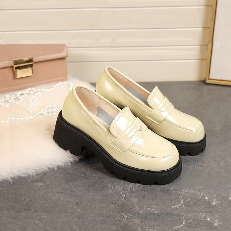 Loafers med lackad läderlook och tjock sula, bild 8 av 20