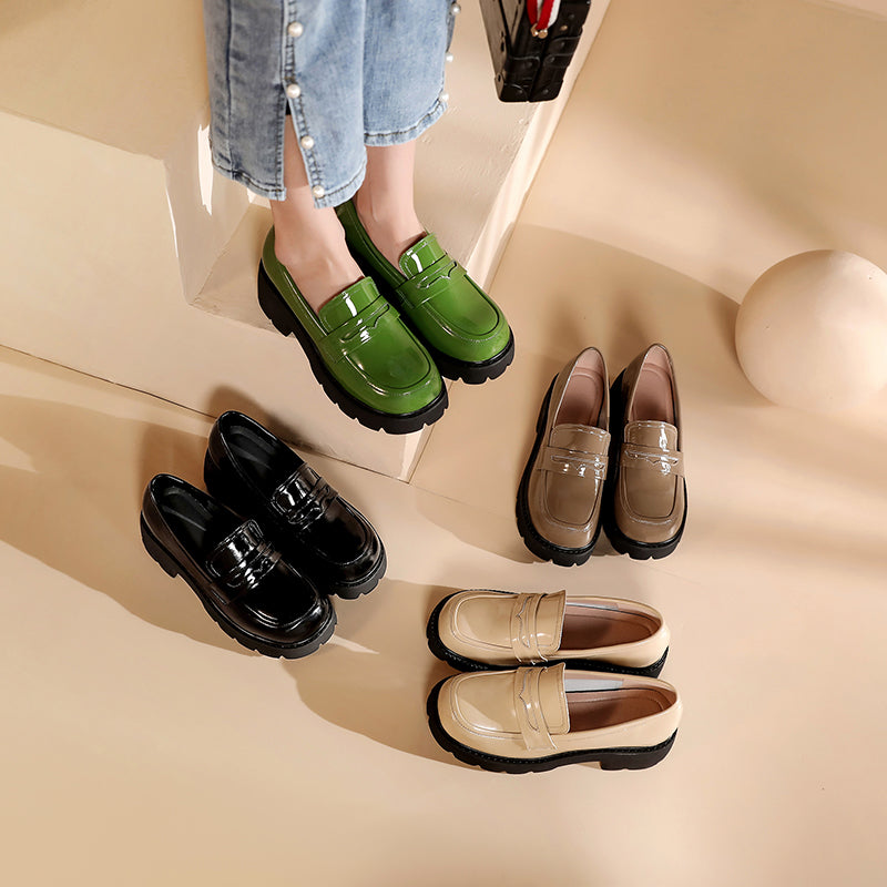 Grå loafers med lackad läderlook och tjock sula