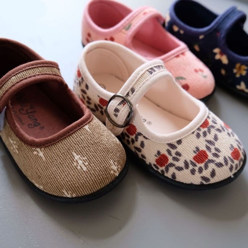 zoom på bruna och vita sammetsloafers