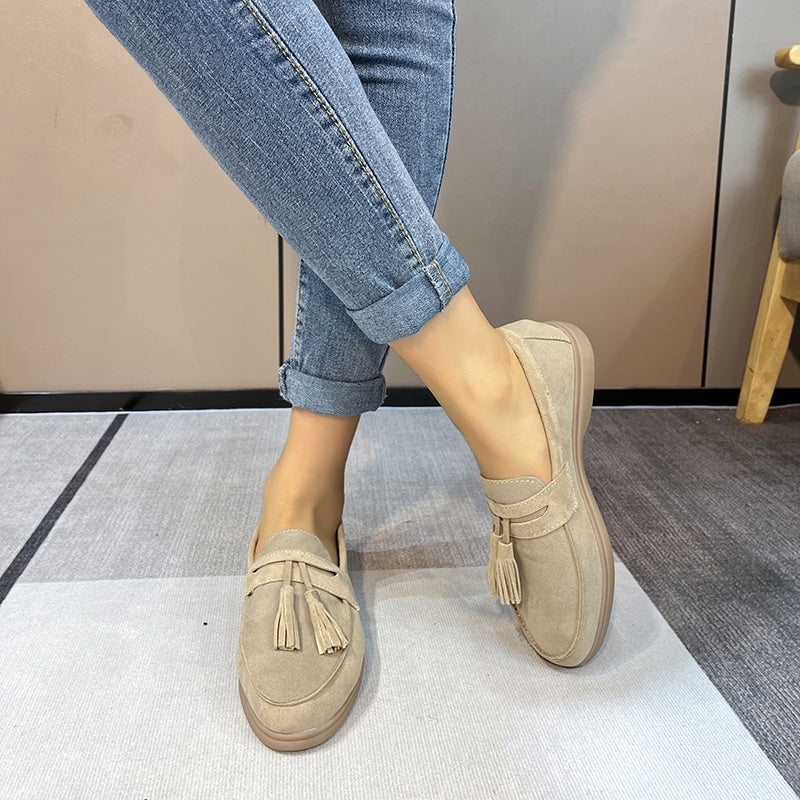 Klassiska grå loafers med tofsar i mocka