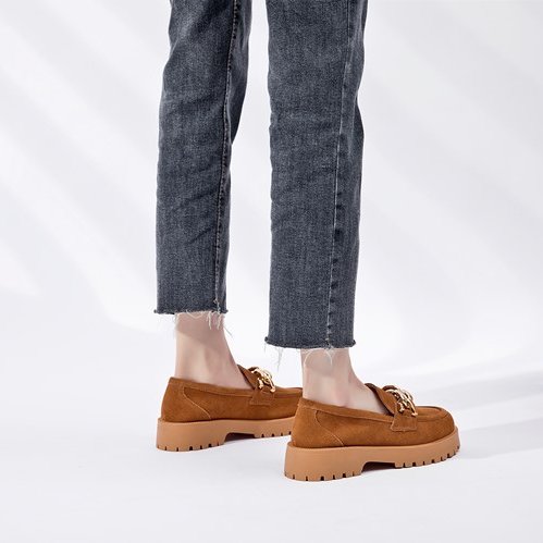Loafers i mocka med guldspänne och tjock sula, bild 3 av 15