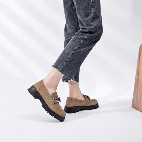 Loafers i mocka med guldspänne och tjock sula, bild 7 av 15