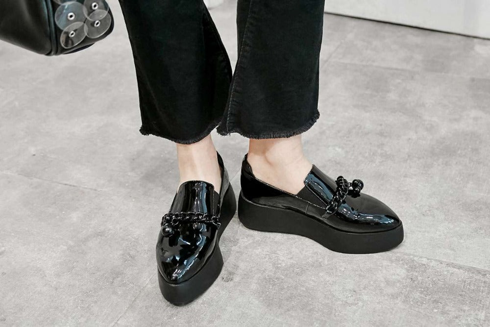Loafers med platåsula i lackläder med dekorativ metallkedja, bild 9 av 12