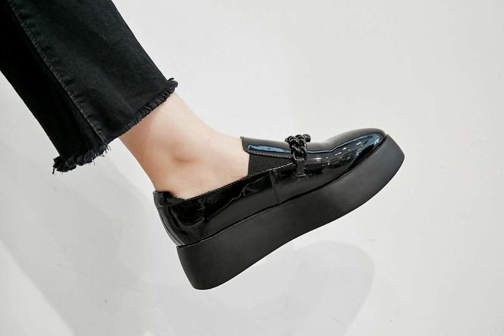 Loafers med platåsula i lackläder med dekorativ metallkedja, bild 10 av 12