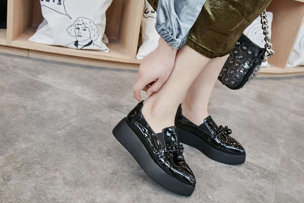Loafers med platåsula i lackläder med dekorativ metallkedja, bild 12 av 12