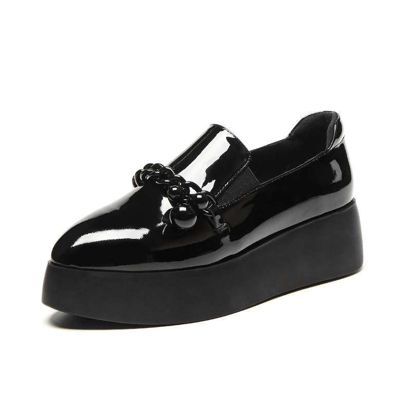 Loafers med platåsula i lackläder med dekorativ metallkedja, bild 2 av 12