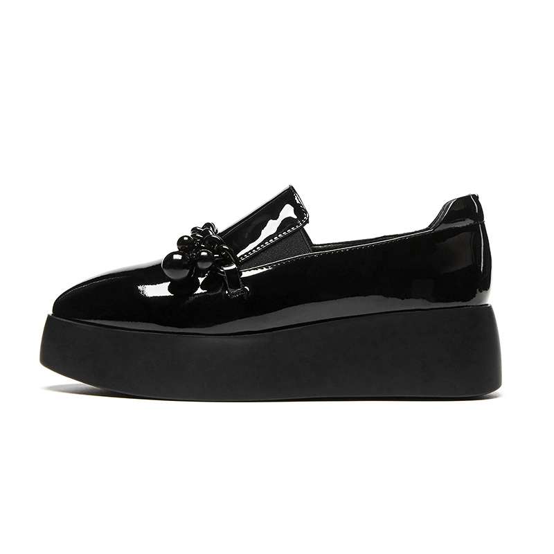 Loafers med platåsula i lackläder med dekorativ metallkedja, bild 3 av 12